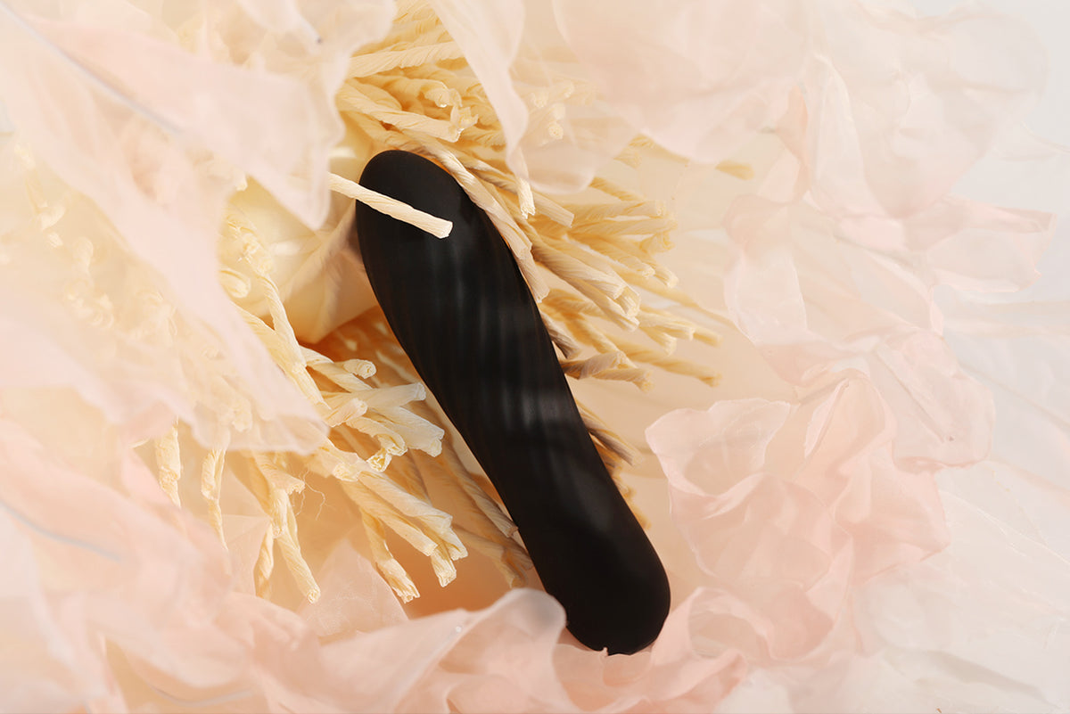 Svakom - Vibrator Peluru Bertekstur Tulip yang Dapat Diisi Ulang